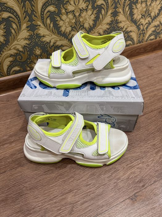 Продам спортивную обувь для девочки