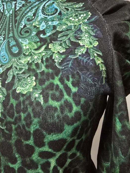 Top animal print cu umeri bufanti;