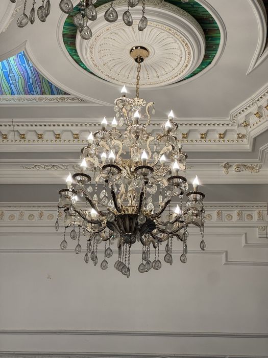 Люстра для большого помещения