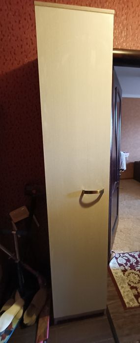 Продам срочно шкаф пенал.