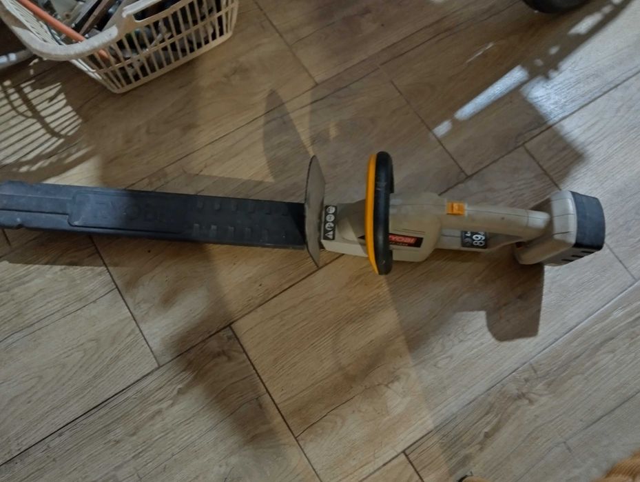 Акумулаторен храсторез Ryobi  с батерия