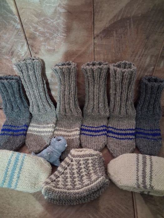 Вълнени плетени чорапи  с тройна нишка на конеца–5 €.