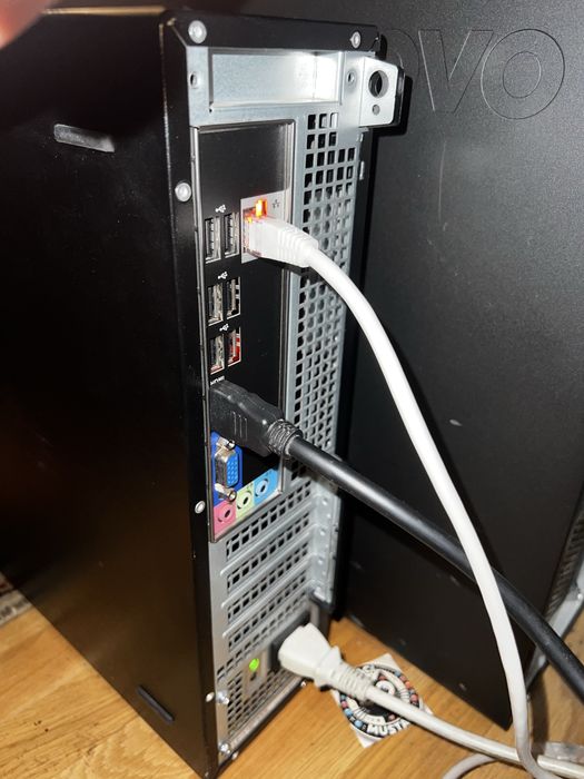 Продавам настолен компютър Dell OptiPlex 390 i5 8GB