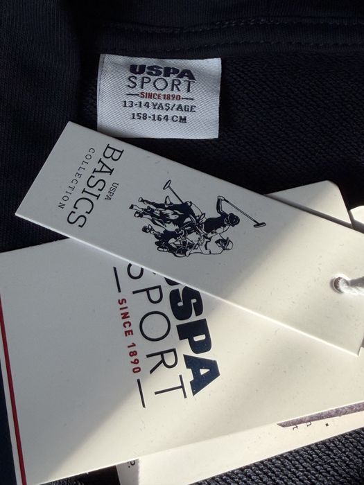 Продавам юношески суйтшърт USPA