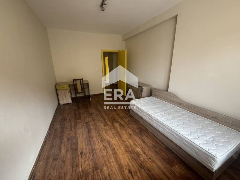 Дава се под наем Тристаен апартамент в Хасково, Център - 75 кв.м за 318.75 € - Снимка #4