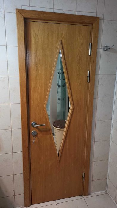 Se vând 6 uși + dresing