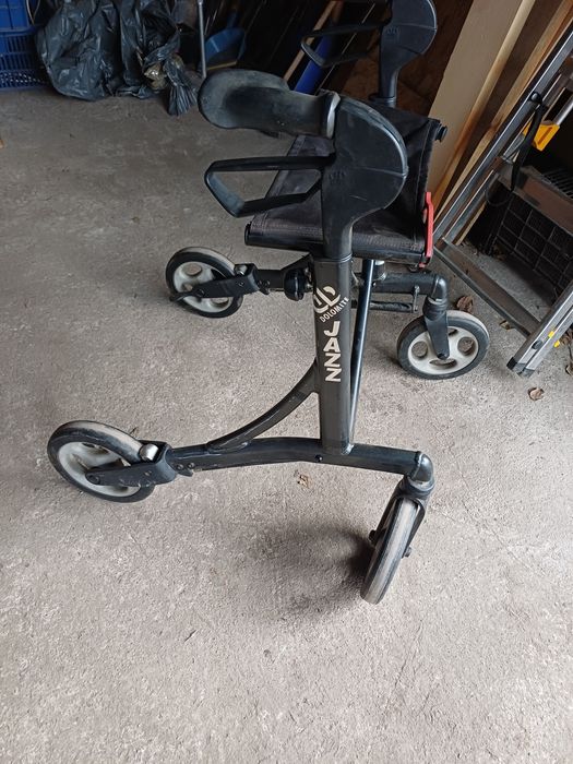 Scaun cu 4 rotile,cu frane,ajustabil,