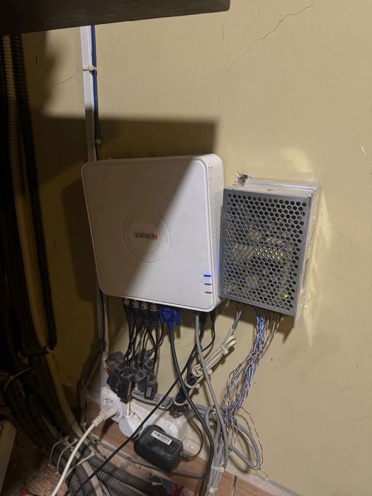 Продам комплект видеонаблюдения HiWatch (Hikvision).