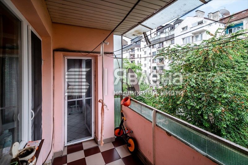 Голям тристаен апартамент в центъра на София