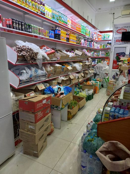 Orom bozori atrofidagi mahallada uy yonida dukoni bilan sotiladi