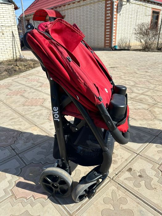 Детская коляска в