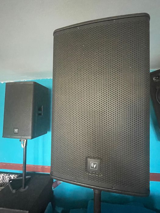 Sistem Sunet electro-voice ELX115, cutii basi, lumini stative