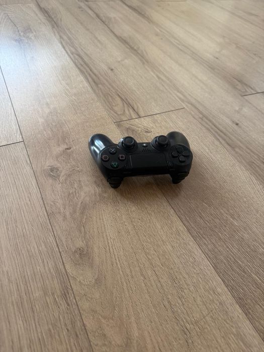 PlayStation 4 standard , 2 manete, 9 jocuri.