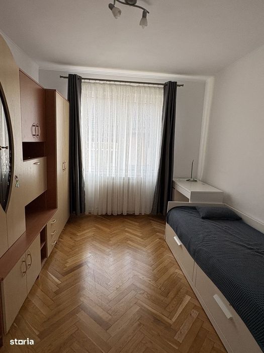 Apartament cu 4 camere, garaj , beci, pod și 3 balcone