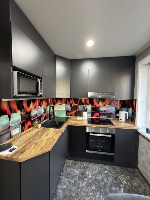 Кухонный гарнитур угловой вместе с вытяжкой и раковиной