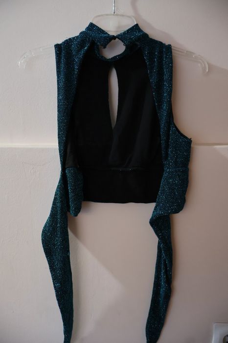 Top elegant verde cu sclipici și decupaj