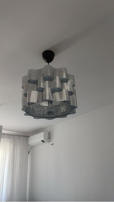Vand lustre 200 lei /2 lustre