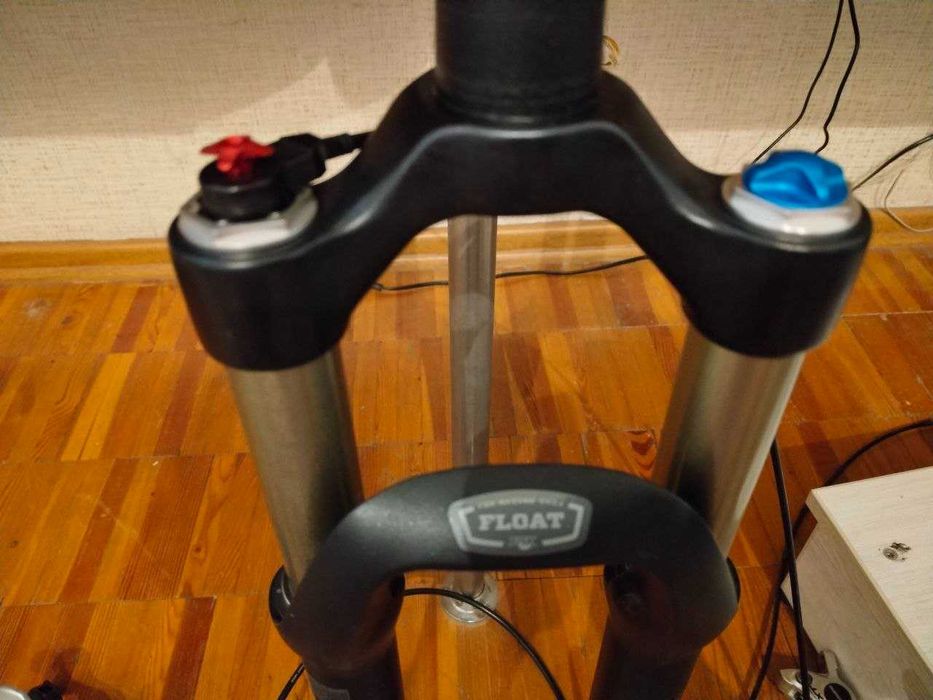 Продам велосипедную вилку FOX FLOAT 32