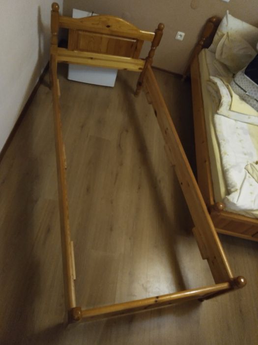 Продавам употребявани чамови легла и матраци