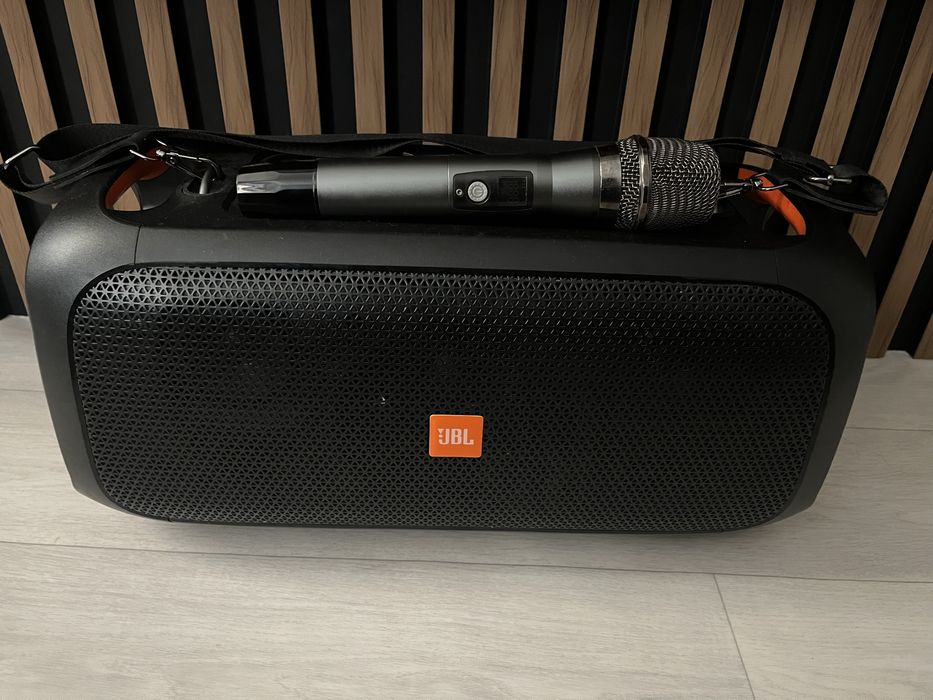 Портативна колонка JBL