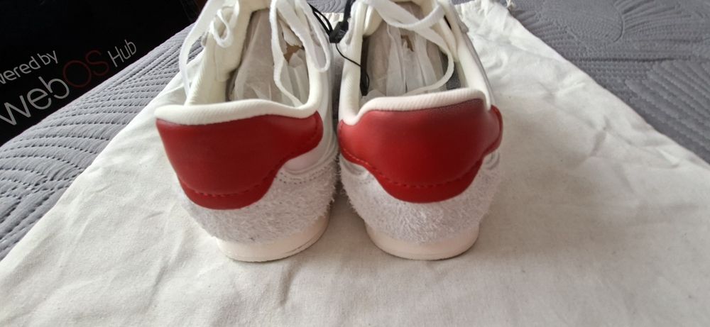 Продам новые кроссовки Зара