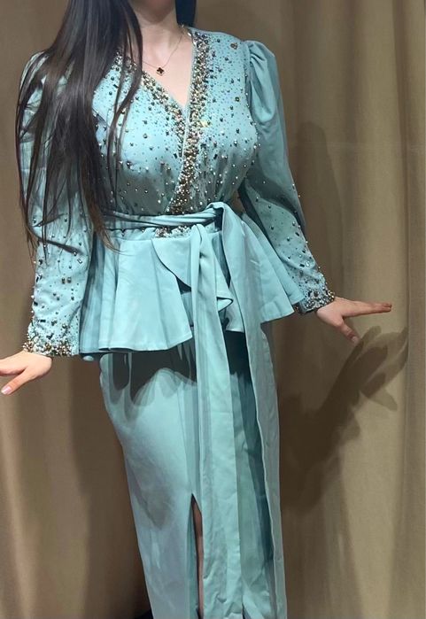 Продаются платья.