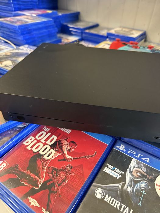 Xbox One X Impecabil Alb sau Negru 1 Manetă + Joc