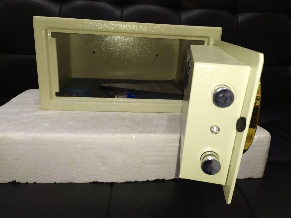 Сейфы с кодовыми замками, разных расцветок