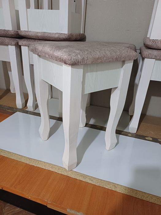 Кухонный стол новый с 4 табуреткам.и