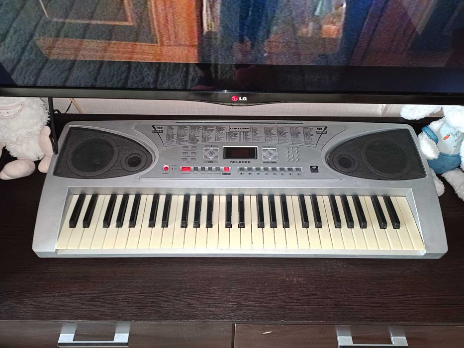 Продается синтезатор