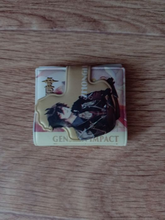 Брелок, значки, заметки, статуэтка.