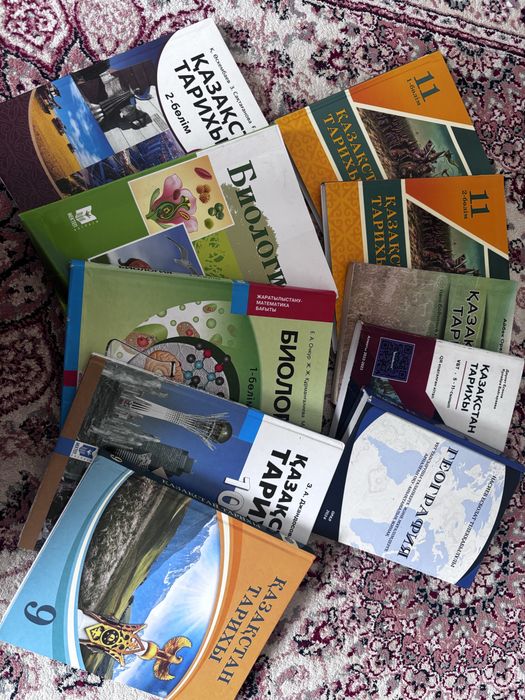 Продаю учебники 9–11 классов