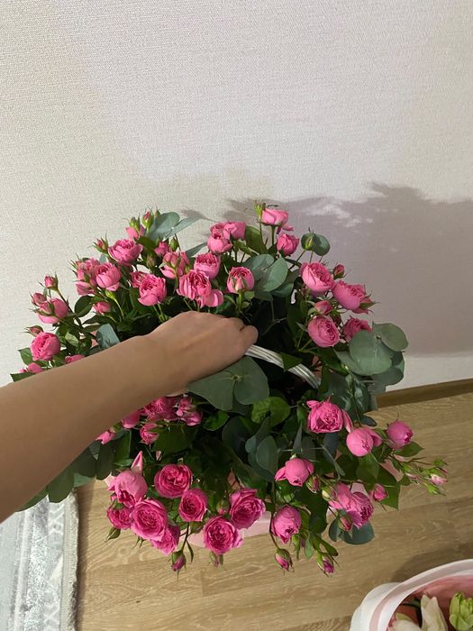 Цветы свежие,белые розы,лилия,спрейрозы