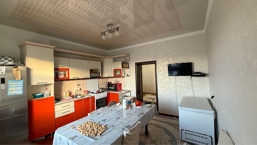 Үй сатылады.