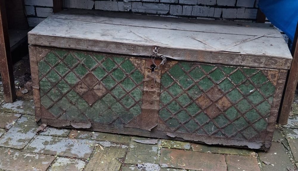 Деревянные сундуки, обшиты металлом.