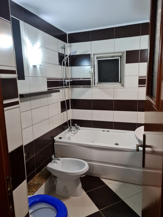 Închiriez apartament