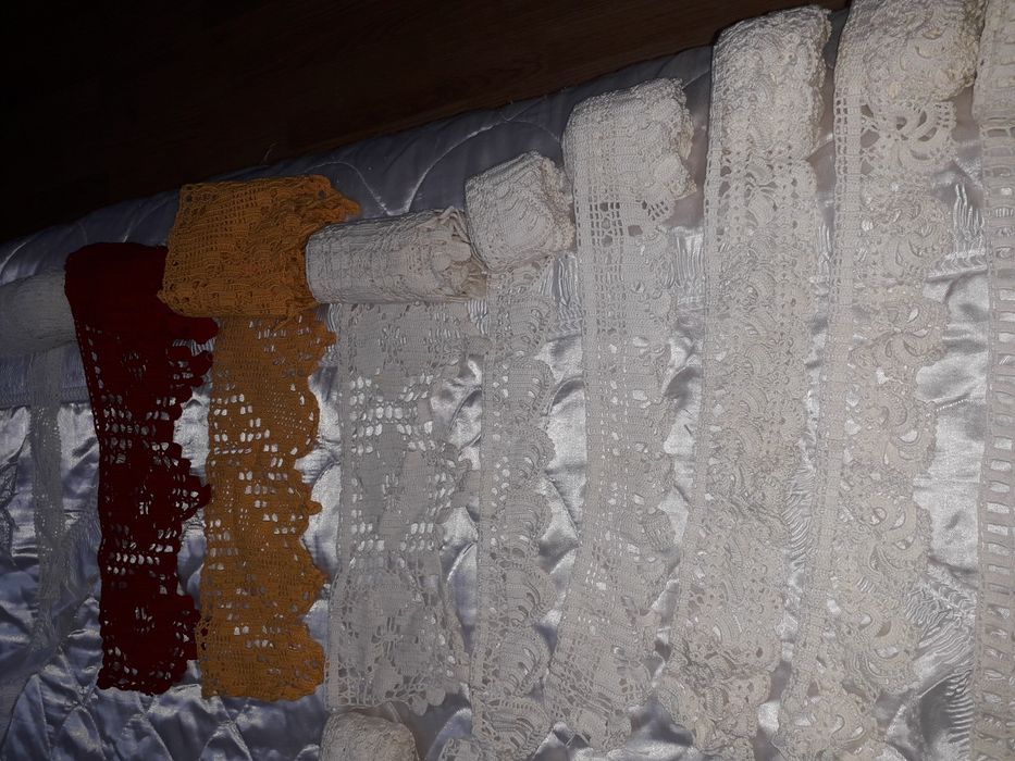 Вълнени битови покривки за легло и дантели