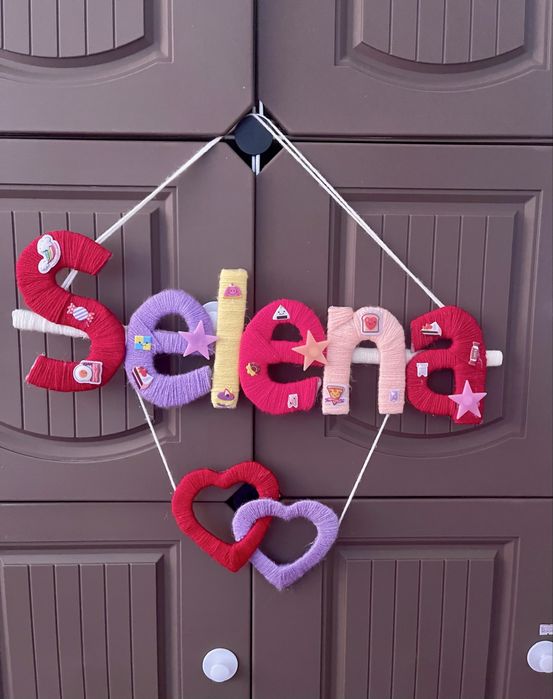 Nume personalizate colorate pentru camera copiilor