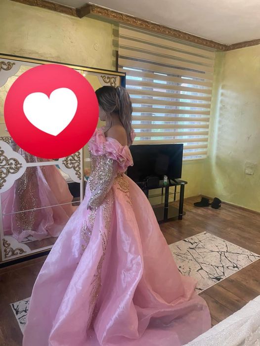 Продавам косовски официални рокли