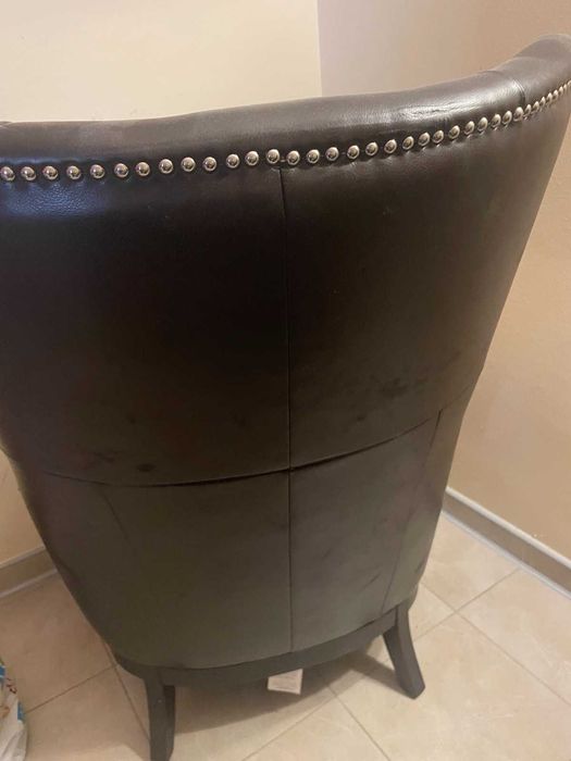 2 броя кожени столове