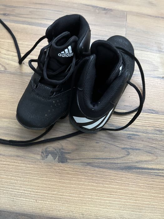 Маратонки адидас