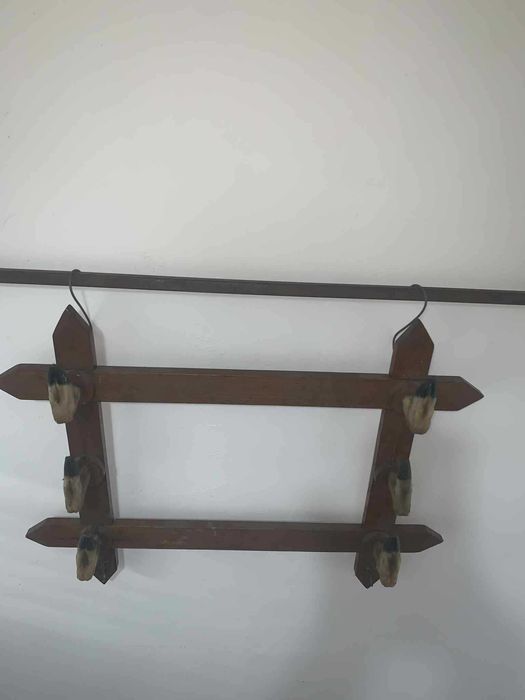 Suport de perete pentru arme