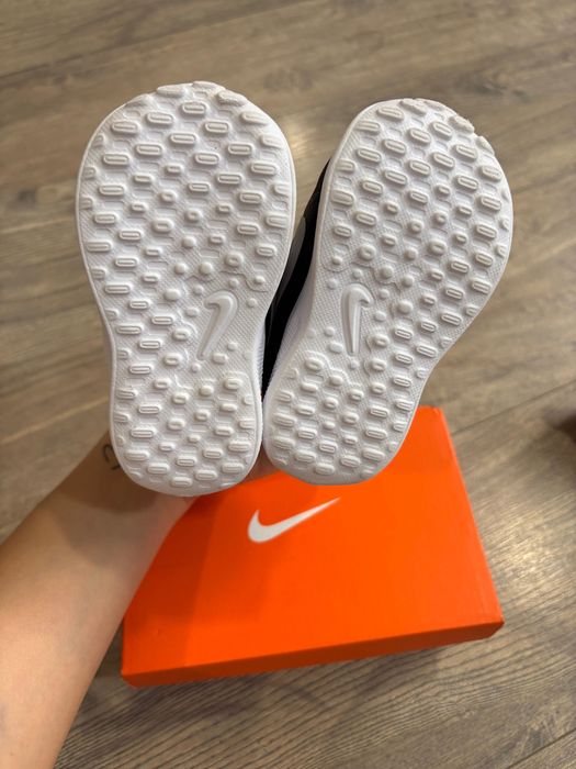 Бебешки маратонки Nike revolution