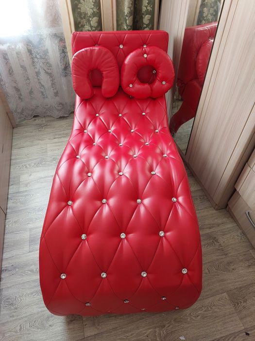 Продаётся: Зеркало, Кушетка, Этажерка.