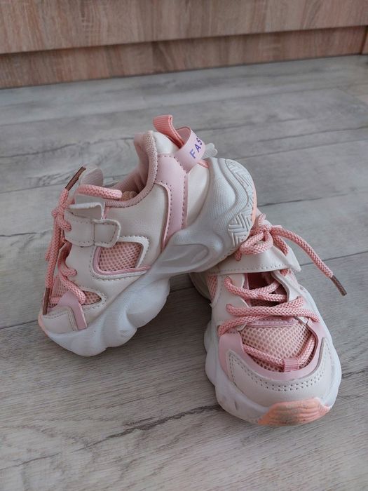 Продам кроссовки  для девочки