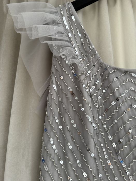 Vand rochie de ocazie, noua, marimea este S-M