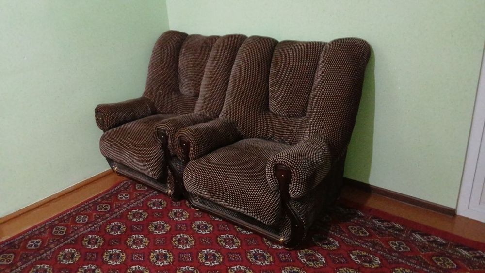 Yaxshi holatdaki divan sotiladi.