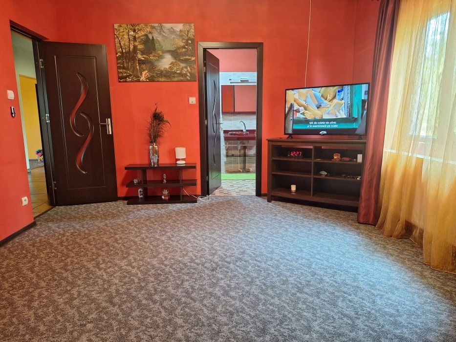 Vând două corpuri de casă 300 mp și curte 1325 mp