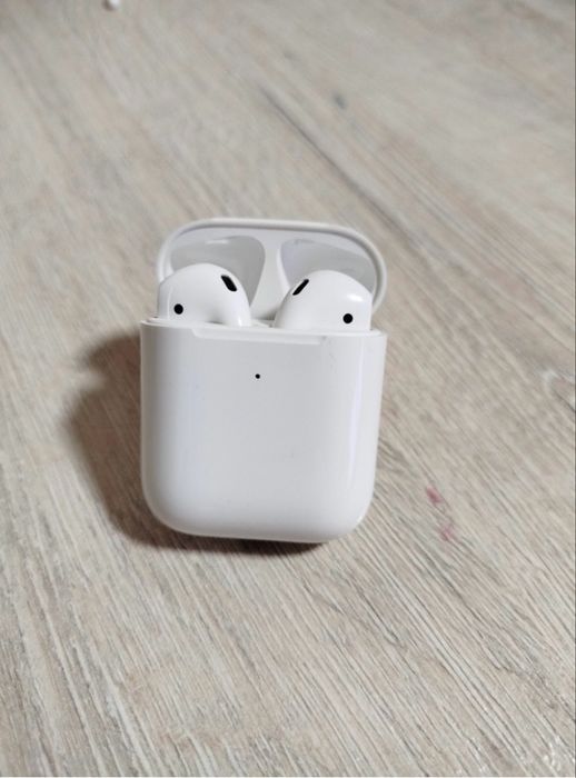 Наушники Apple AirPods with Wireless Charging Case белый