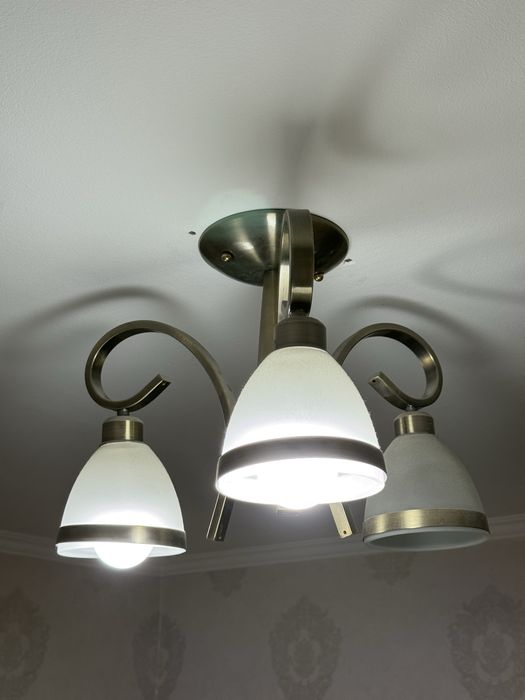 Продается качественная люстра